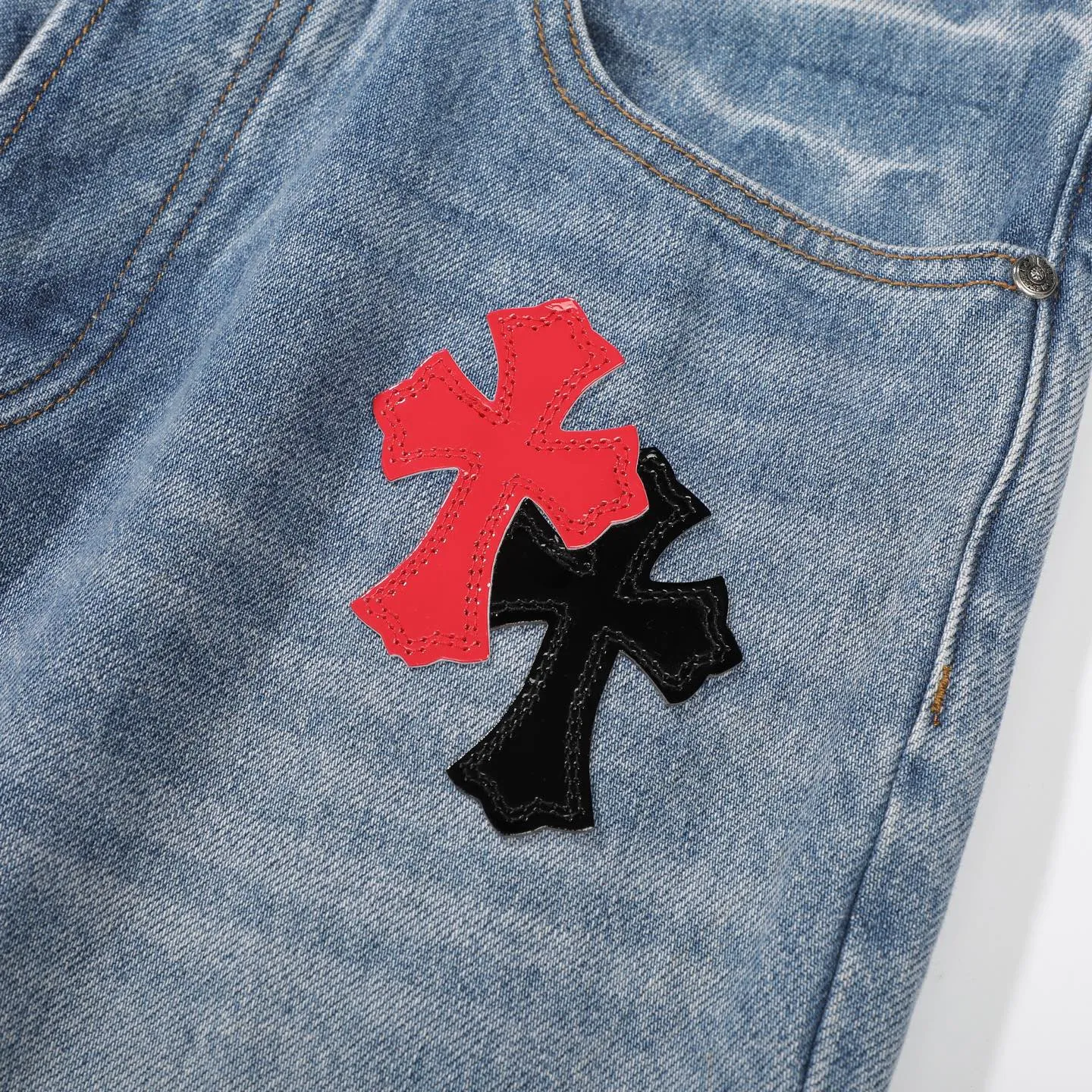 P280 Chrome Hearts blue denim with red black panther pattern multi-leather jeans. CH jeans need to be washed and then disassembled and hand-stitched with sheepskin cross leather and then spliced ​​to complete. The whole piece has too many craftsmanship to explain. The patchwork cross pattern is embellished, and the high-waisted washed jeans! ! Absolutely high-end luxury products, god-level single products and super popular products, made with top heavy industry, a must-see magic weapon. Customized hardware. The fabric is thick and soft after washing. It has good breathability. Customized small leather label. Unique design. The details are simple and elegant, and the workmanship is exquisite. The entire trousers are neatly routed and the details are in place! It’s so cool that both men and women can easily control the genderless trend! Color: Blue Size: 28 30 32 34 36